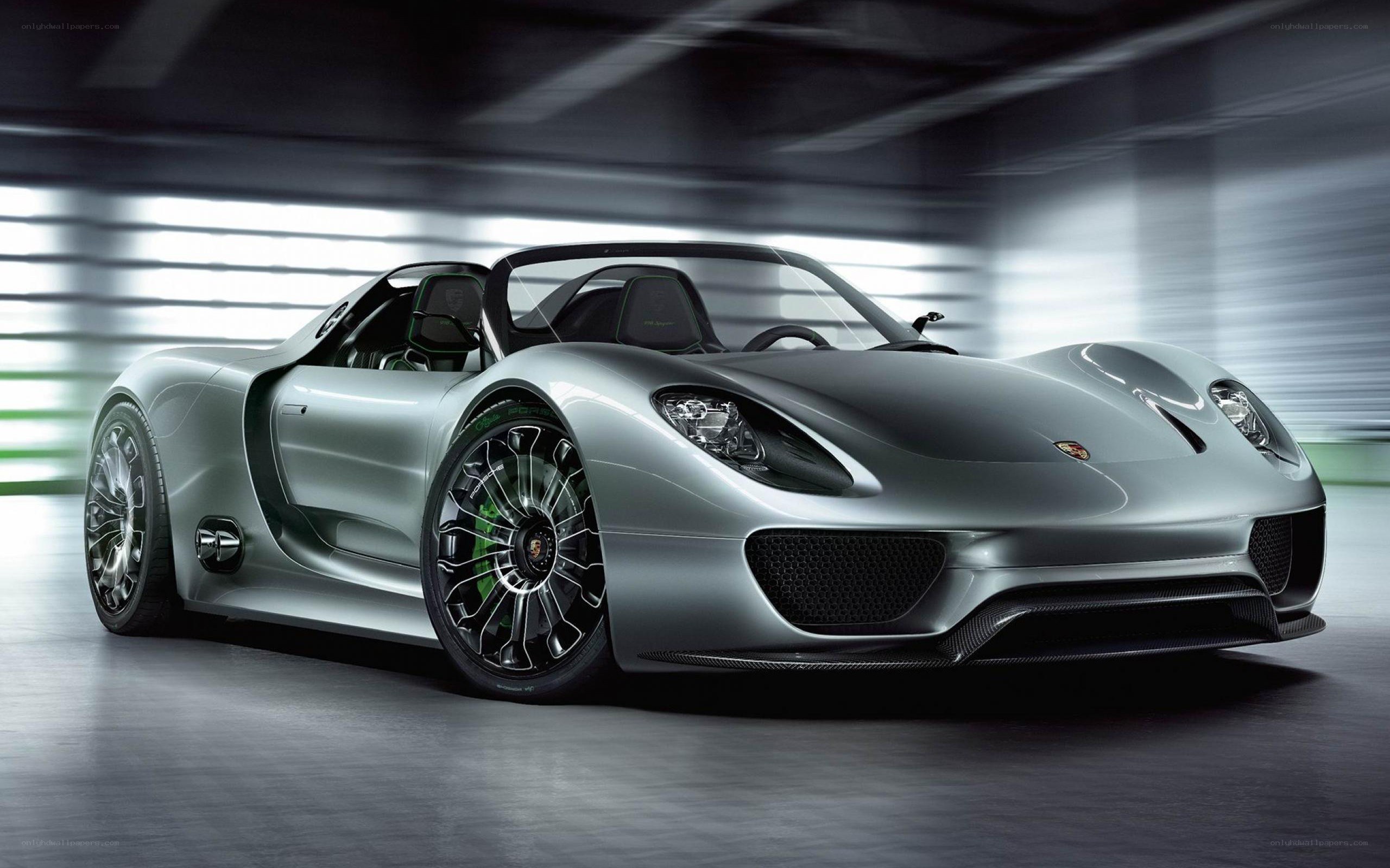 Silver Porsche 918 Spyder