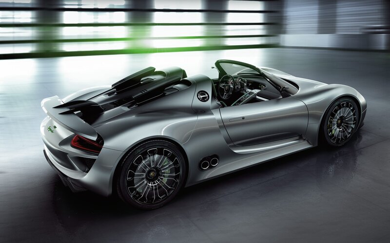 Silver Porsche 918 Spyder