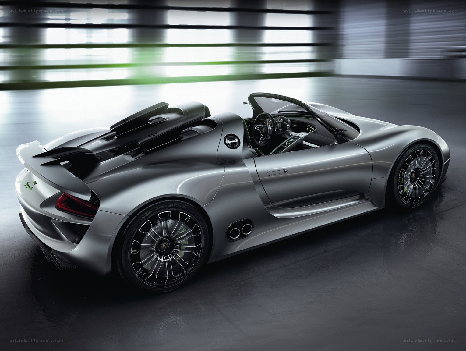 Silver Porsche 918 Spyder