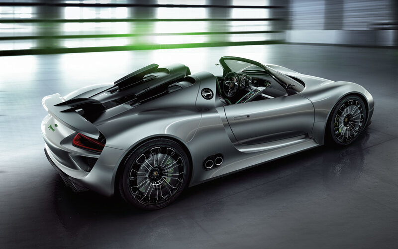 Silver Porsche 918 Spyder