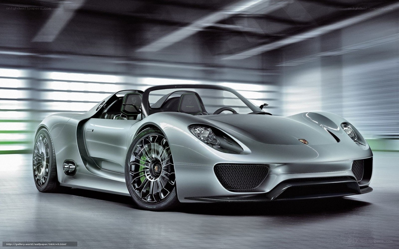 Silver Porsche 918 Spyder