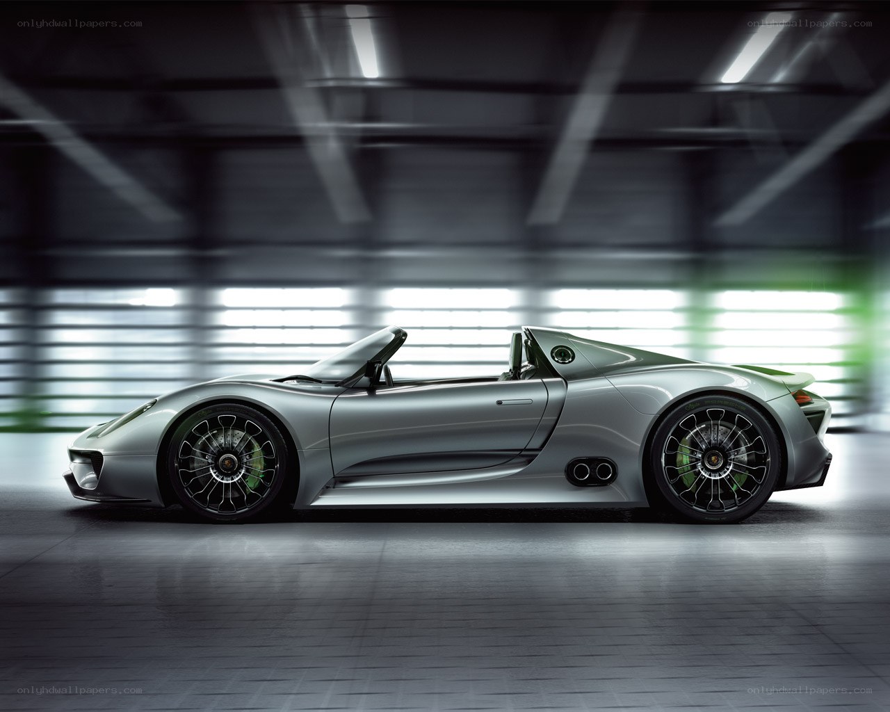 Silver Porsche 918 Spyder