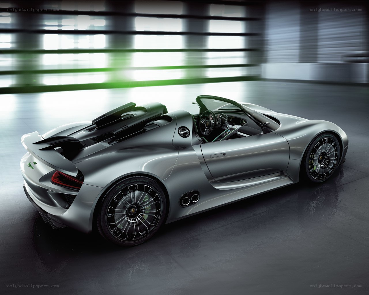 Silver Porsche 918 Spyder