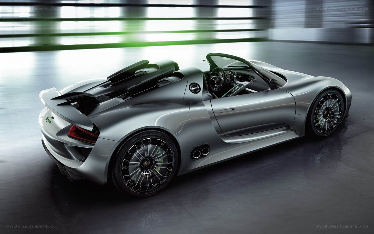 Silver Porsche 918 Spyder
