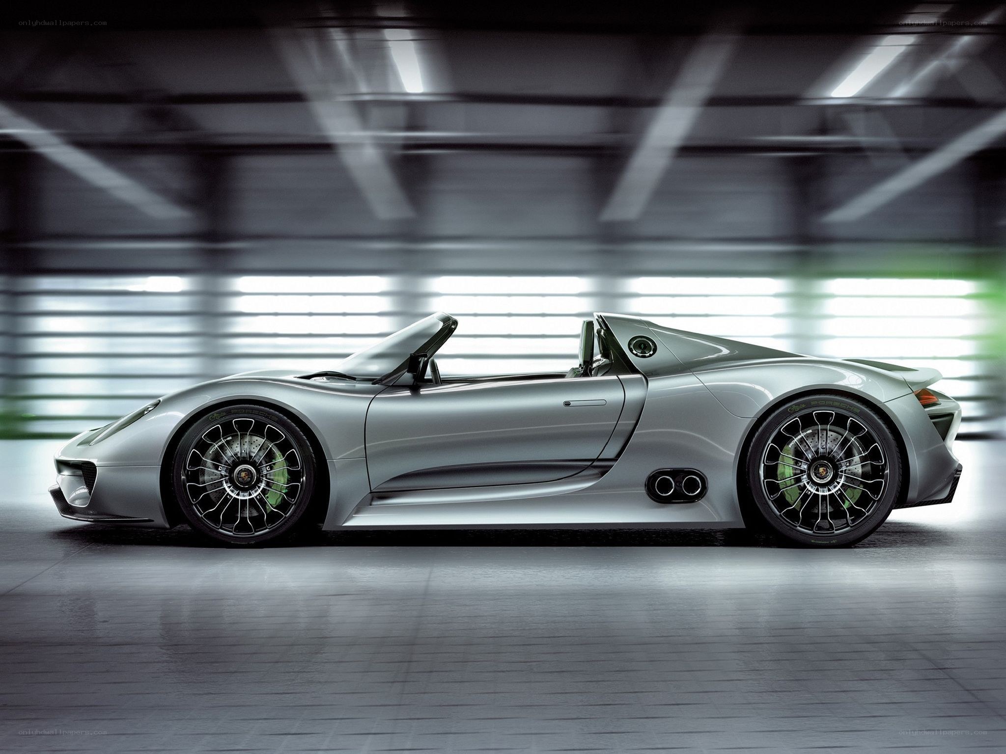 Silver Porsche 918 Spyder