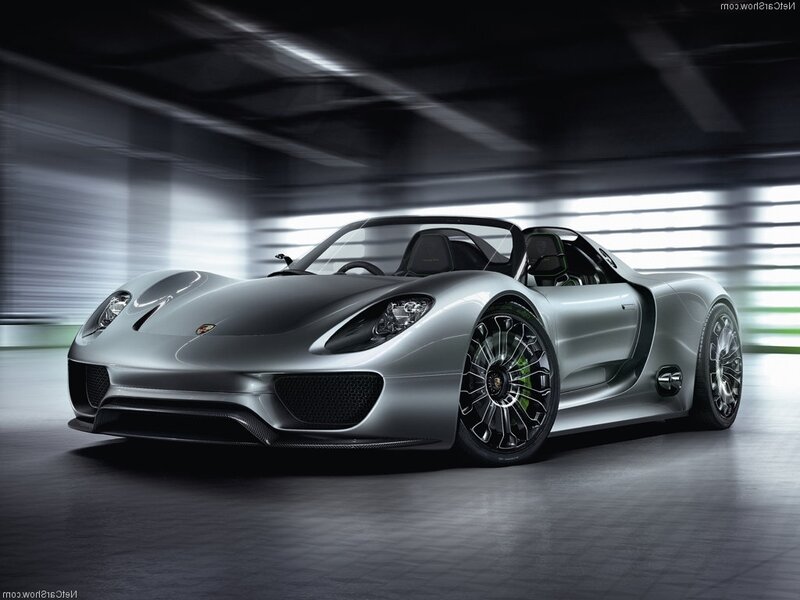 Silver Porsche 918 Spyder — Dramatic