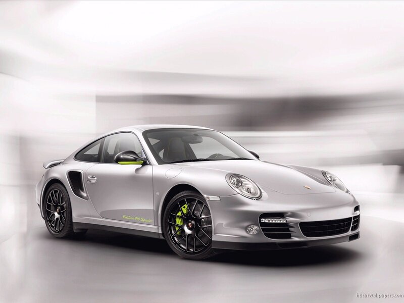 Silver Porsche 918 Spyder — Dynamic