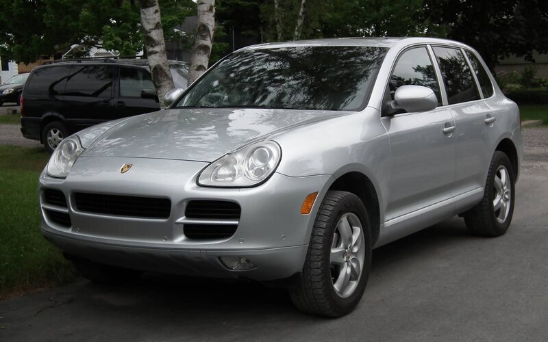 Silver Porsche Cayenne — Calm