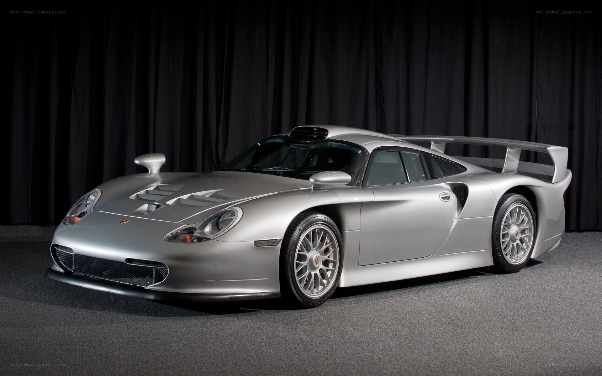 silver porsche race car