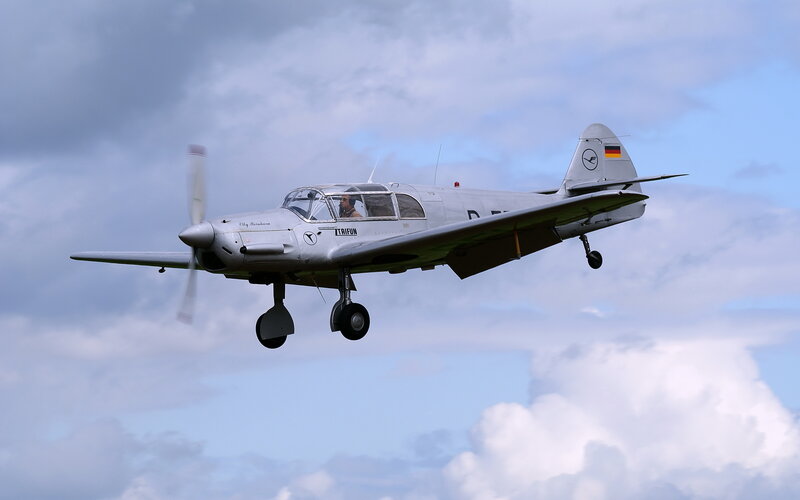 Silver Propeller Airplane — Gray, Dynamic