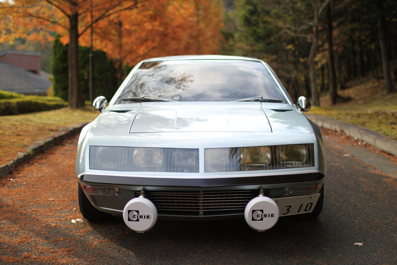 Silver rally car in autumn