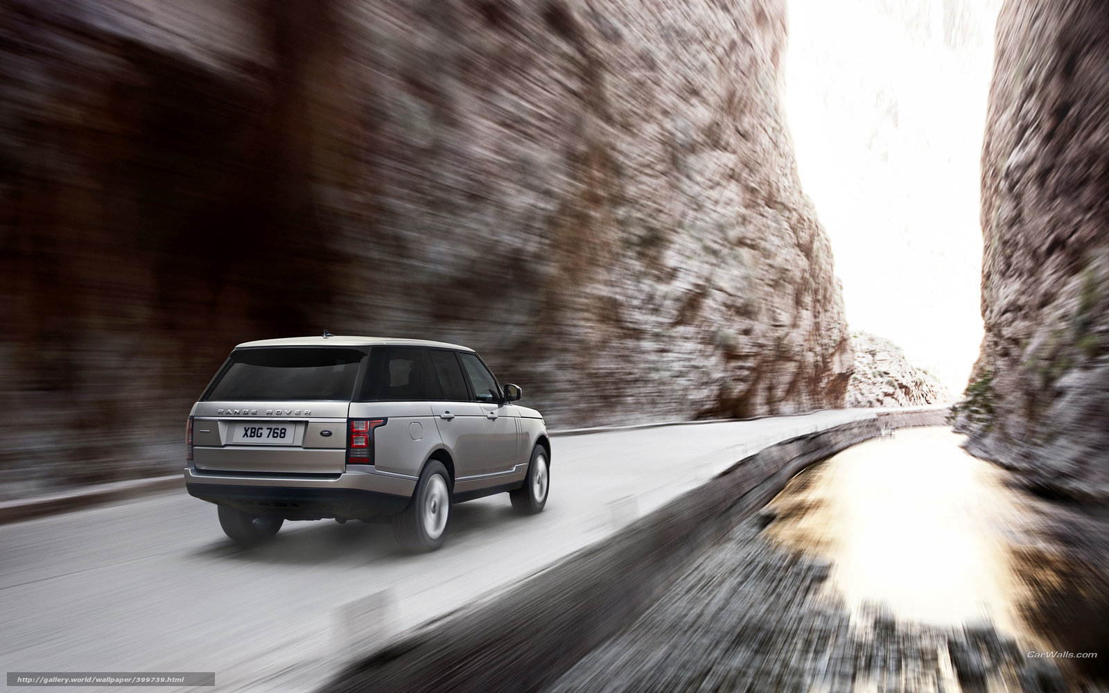 Silver Range Rover in canyon