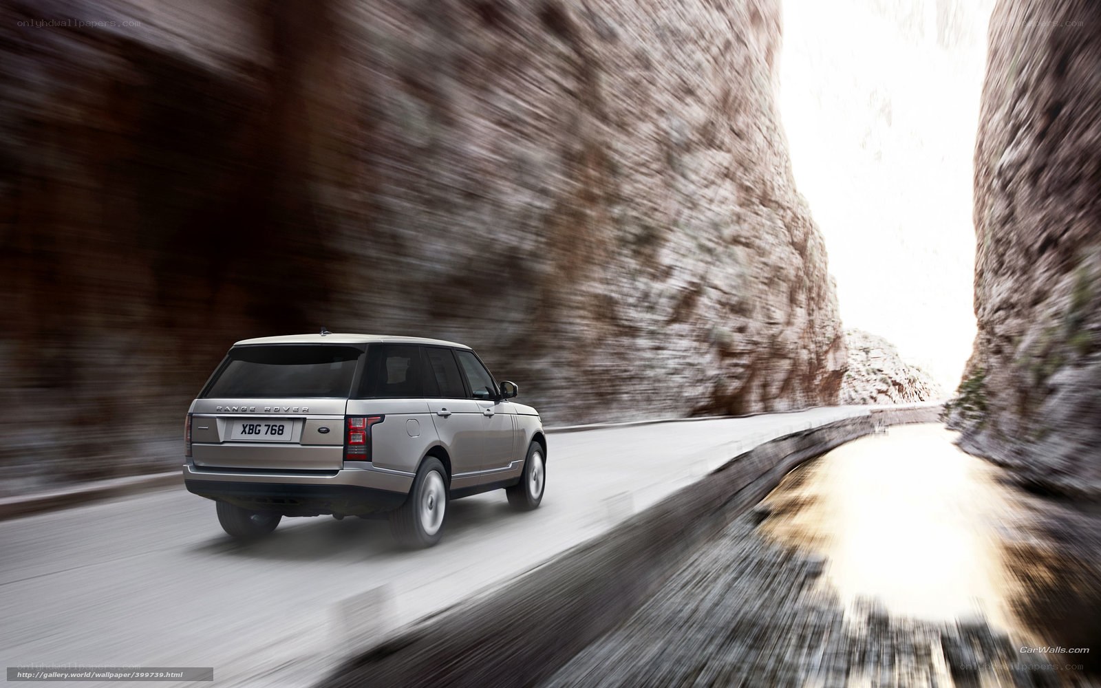 Silver Range Rover in canyon