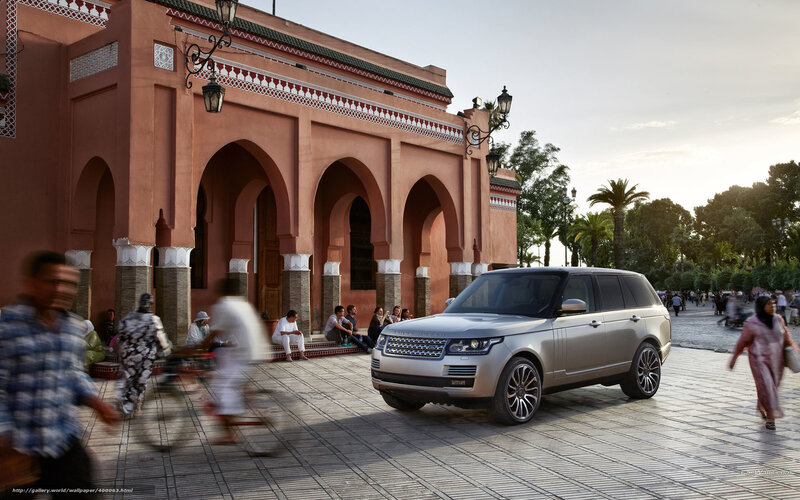 Silver Range Rover in Moroccan square