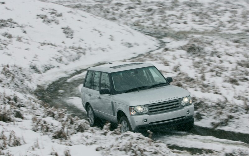 Silver Range Rover in snow