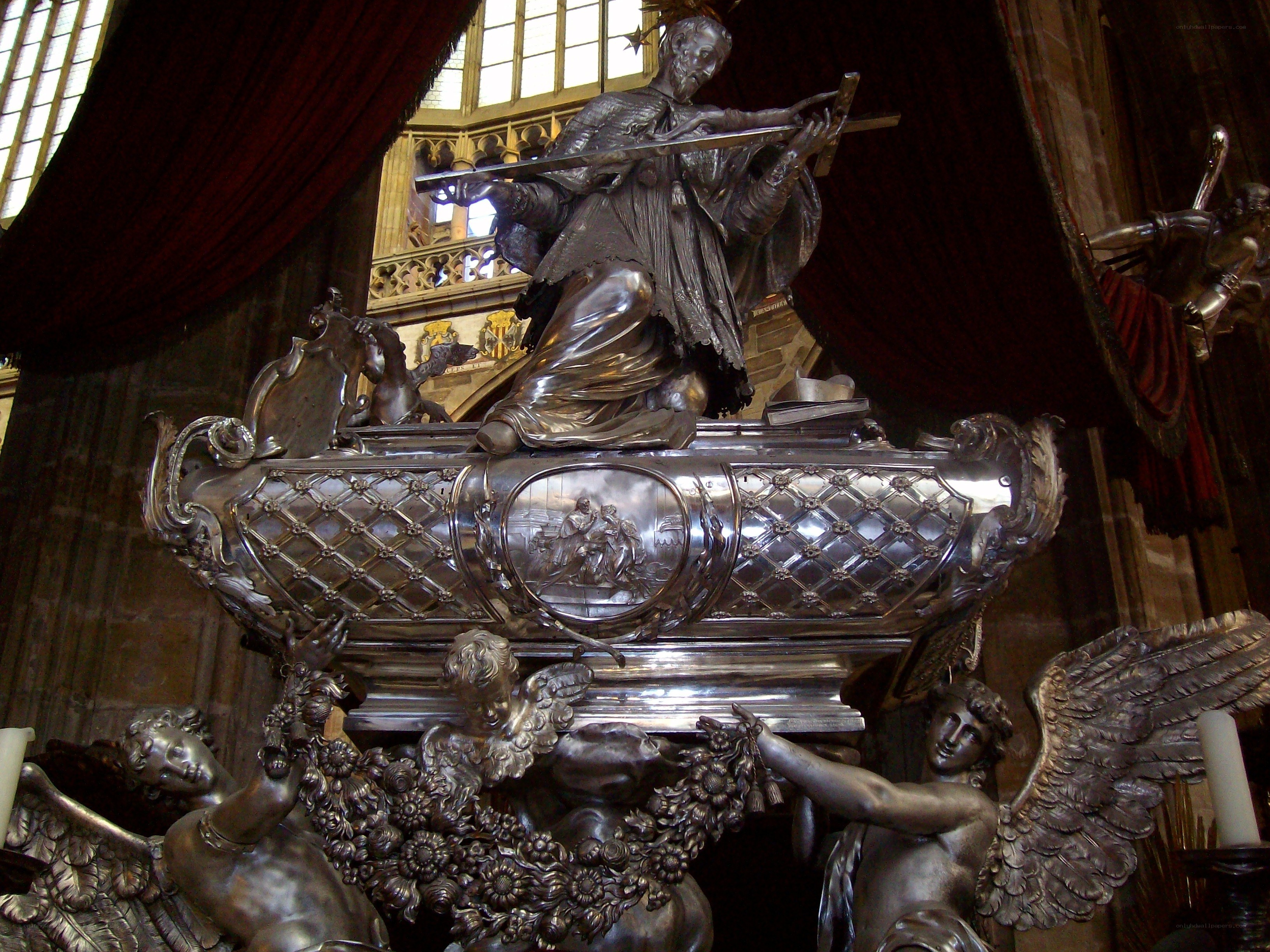 Silver reliquary with angel figures