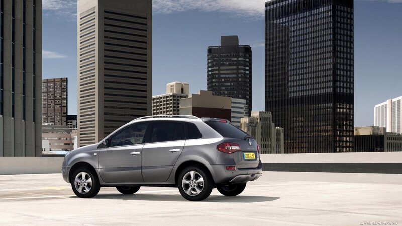 Silver Renault Koleos — Gray