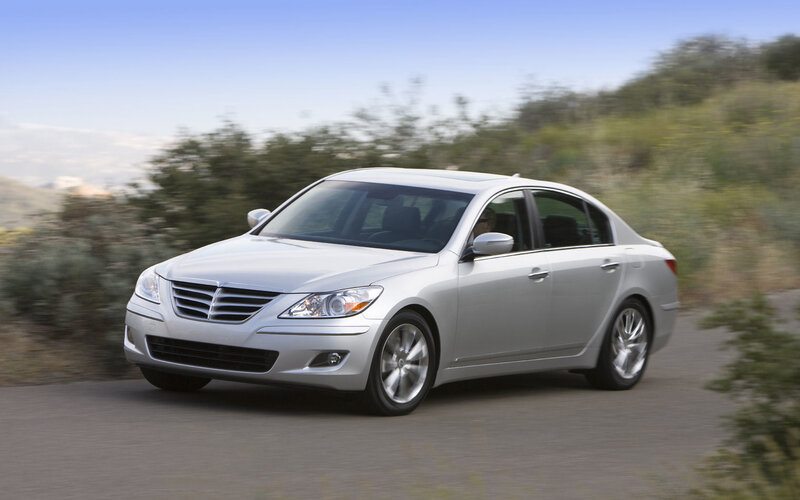 Silver Sedan Car — Dynamic