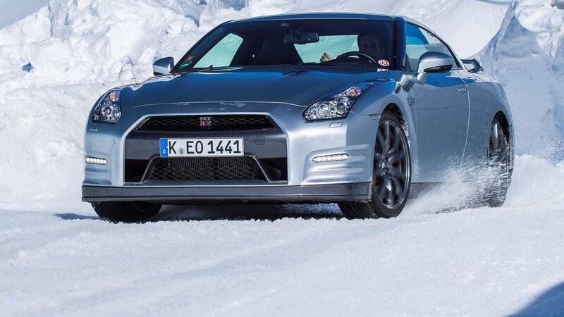 Silver Sports Car in Snow — Dynamic