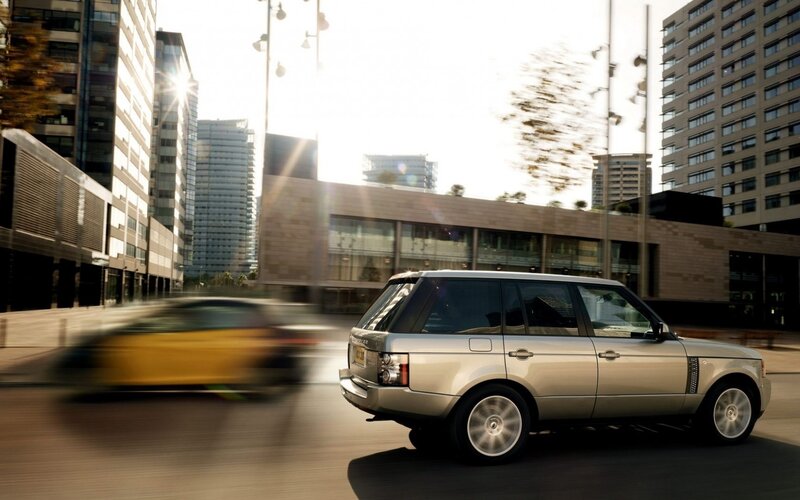 Silver Suv in City — Dynamic, Afternoon