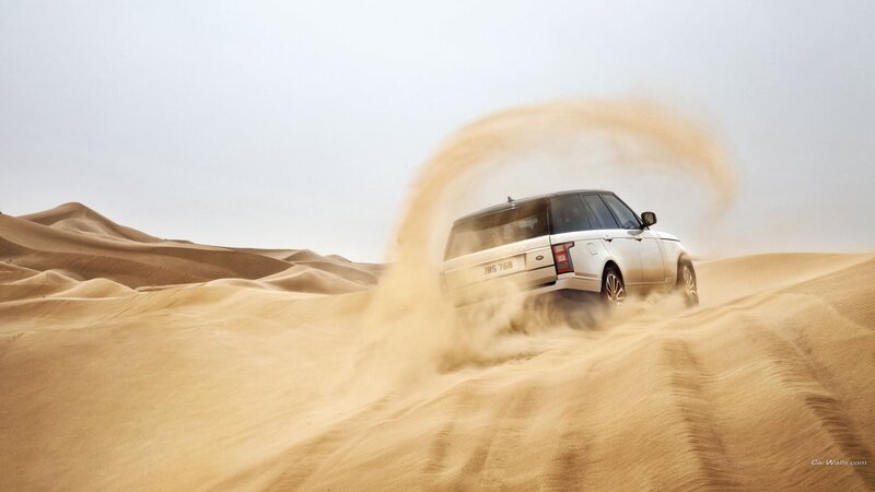 Silver SUV in Desert — Beige, Dynamic