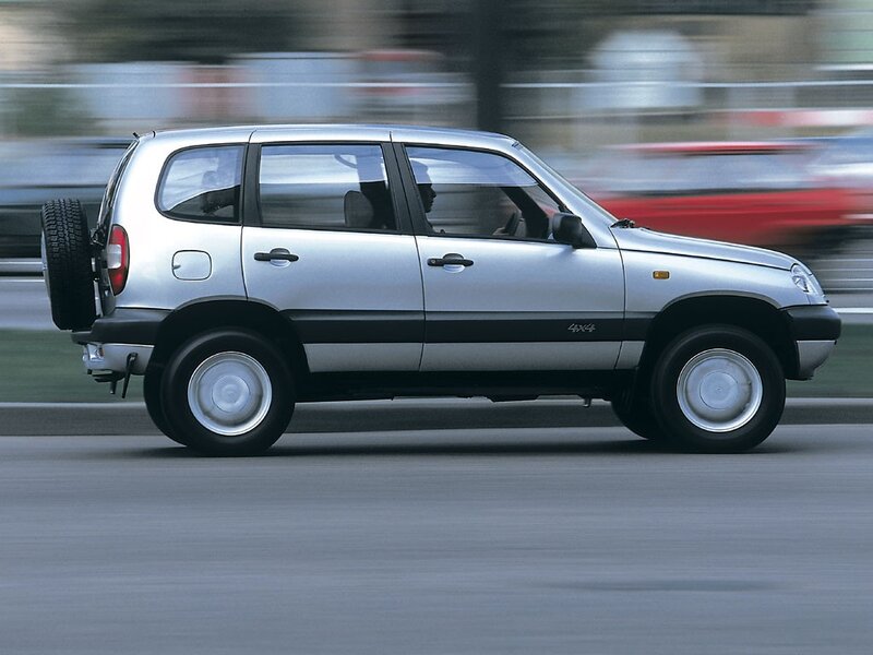 Silver SUV in Motion — Dynamic, Photograph, Car