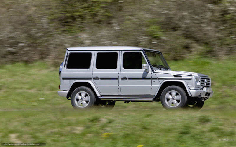 Silver SUV in Motion — Dynamic