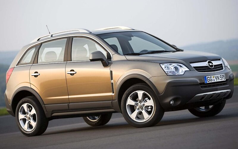 Silver SUV on Road — Calm, Afternoon, Photograph