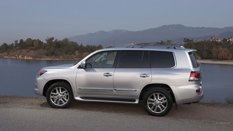 Silver Suv Parked — Serene, Afternoon