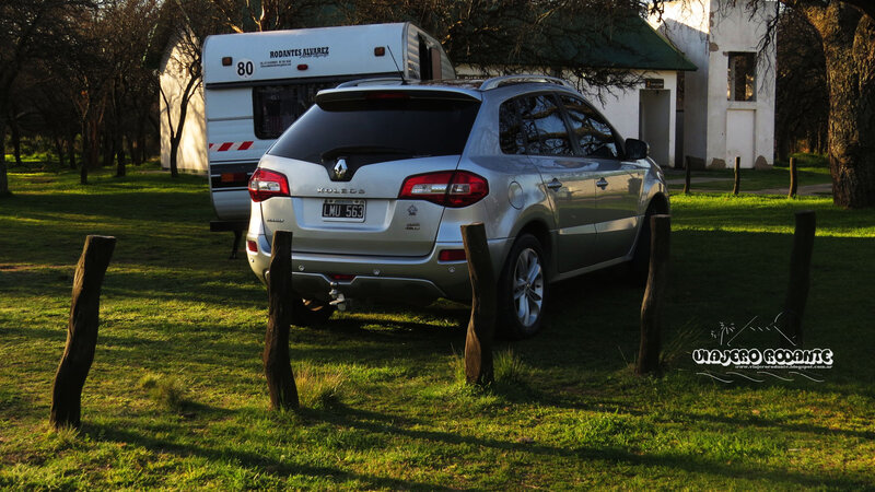 Silver Suv with Trailer — Green