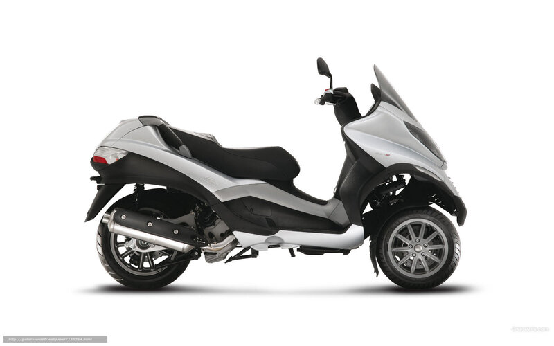 silver three-wheeled scooter