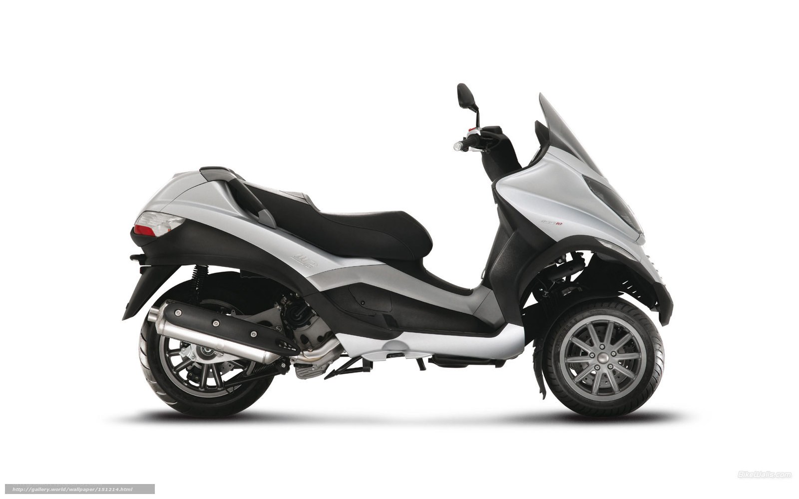 silver three-wheeled scooter