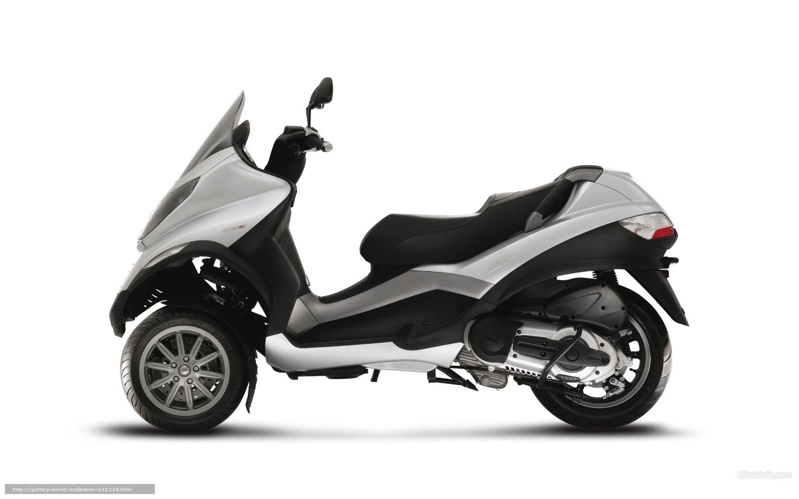 silver three-wheeled scooter