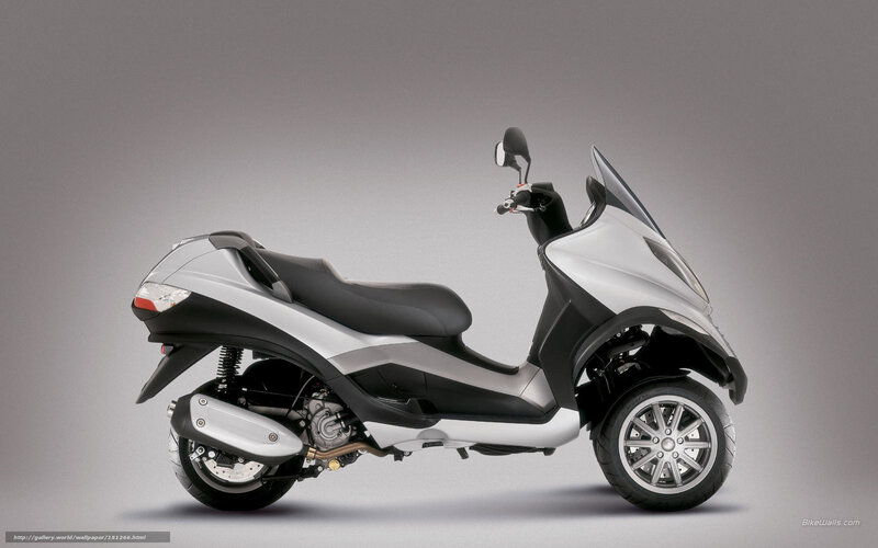 silver three-wheeled scooter