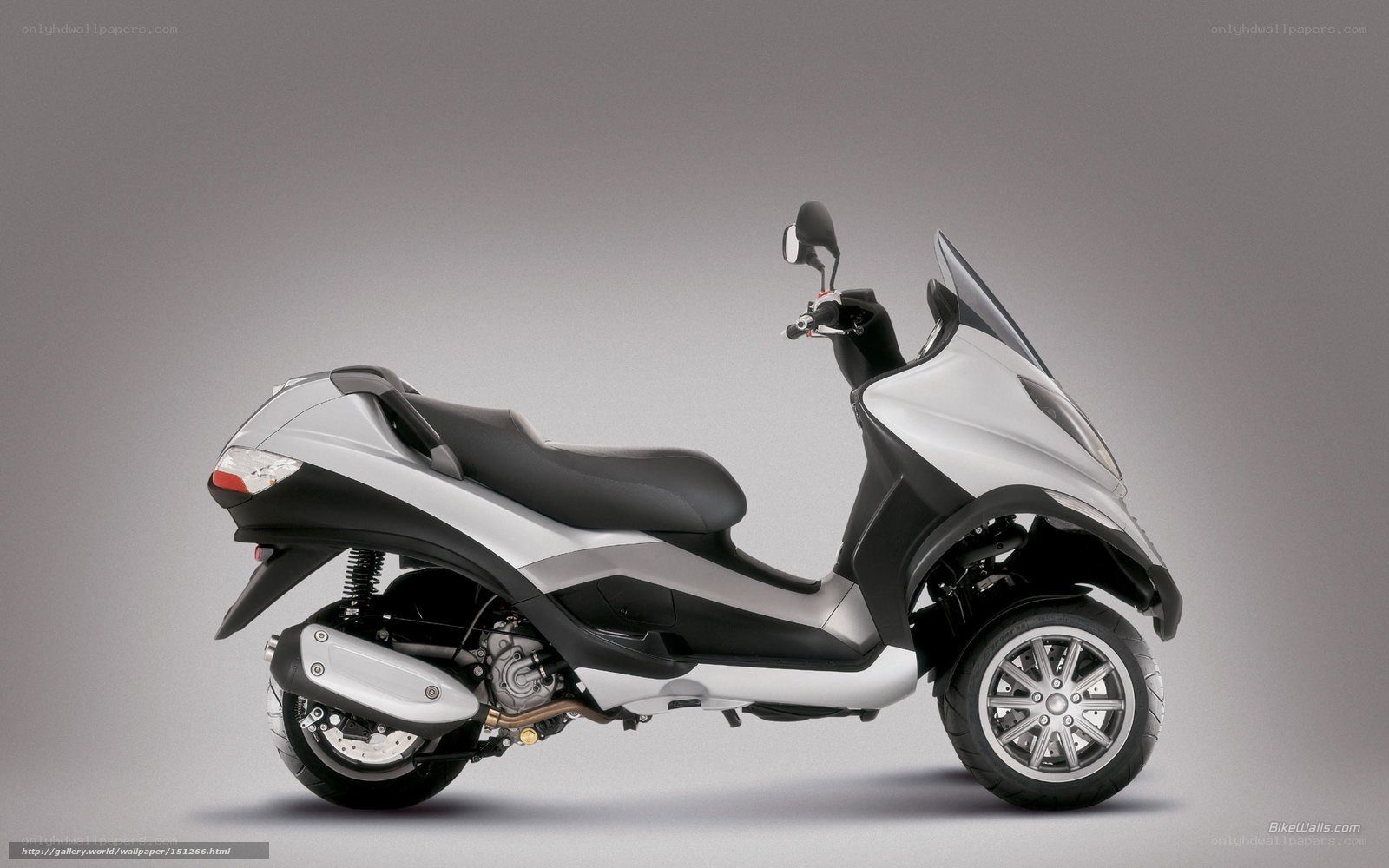 silver three-wheeled scooter