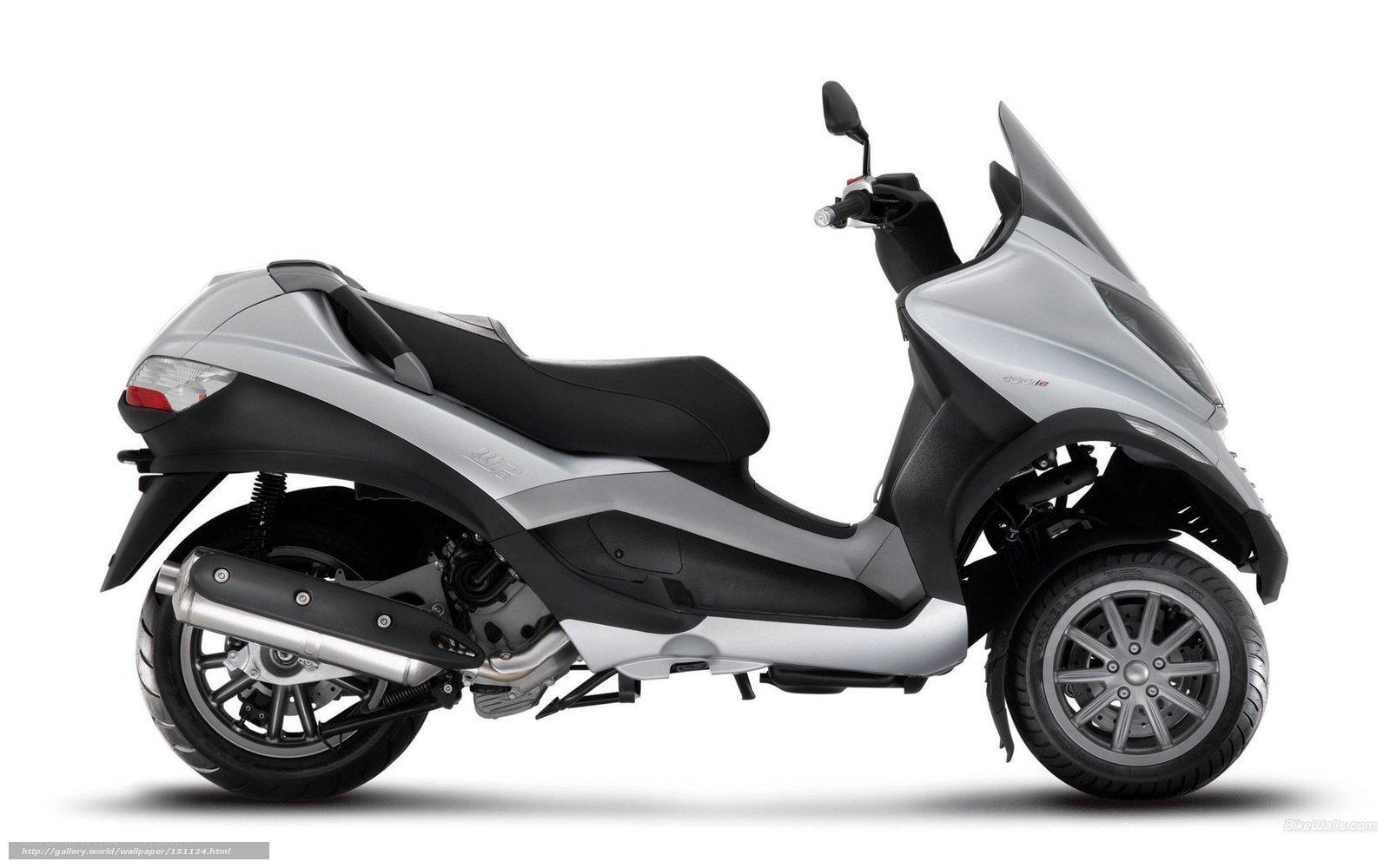 silver three-wheeled scooter