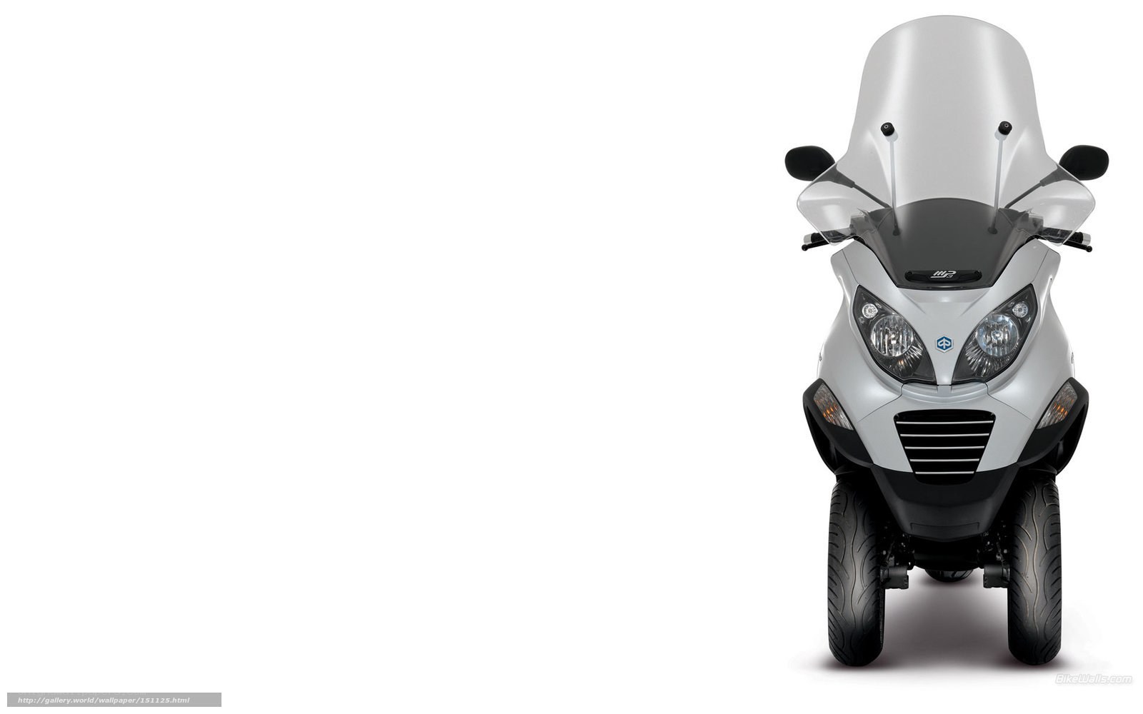 silver three-wheeled scooter