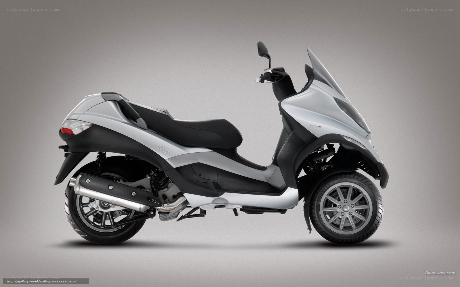silver three-wheeled scooter