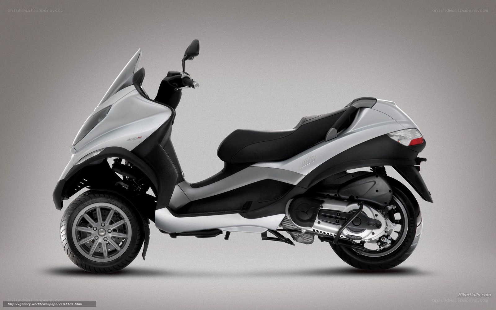 silver three-wheeled scooter