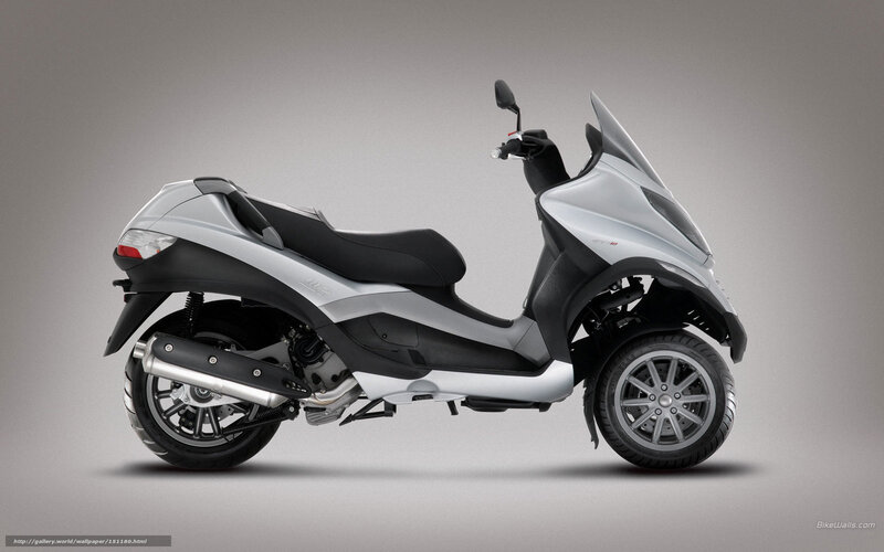 Silver Three-wheeled Scooter — Neutral, Photograph, Seat