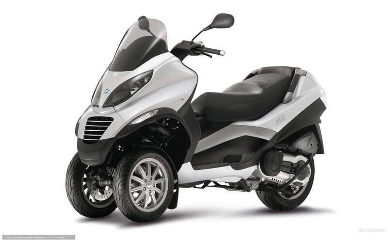 Silver Three-wheeled Scooter — Neutral, Photograph, Windshield, Seat