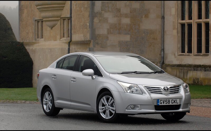 silver toyota avensis sedan