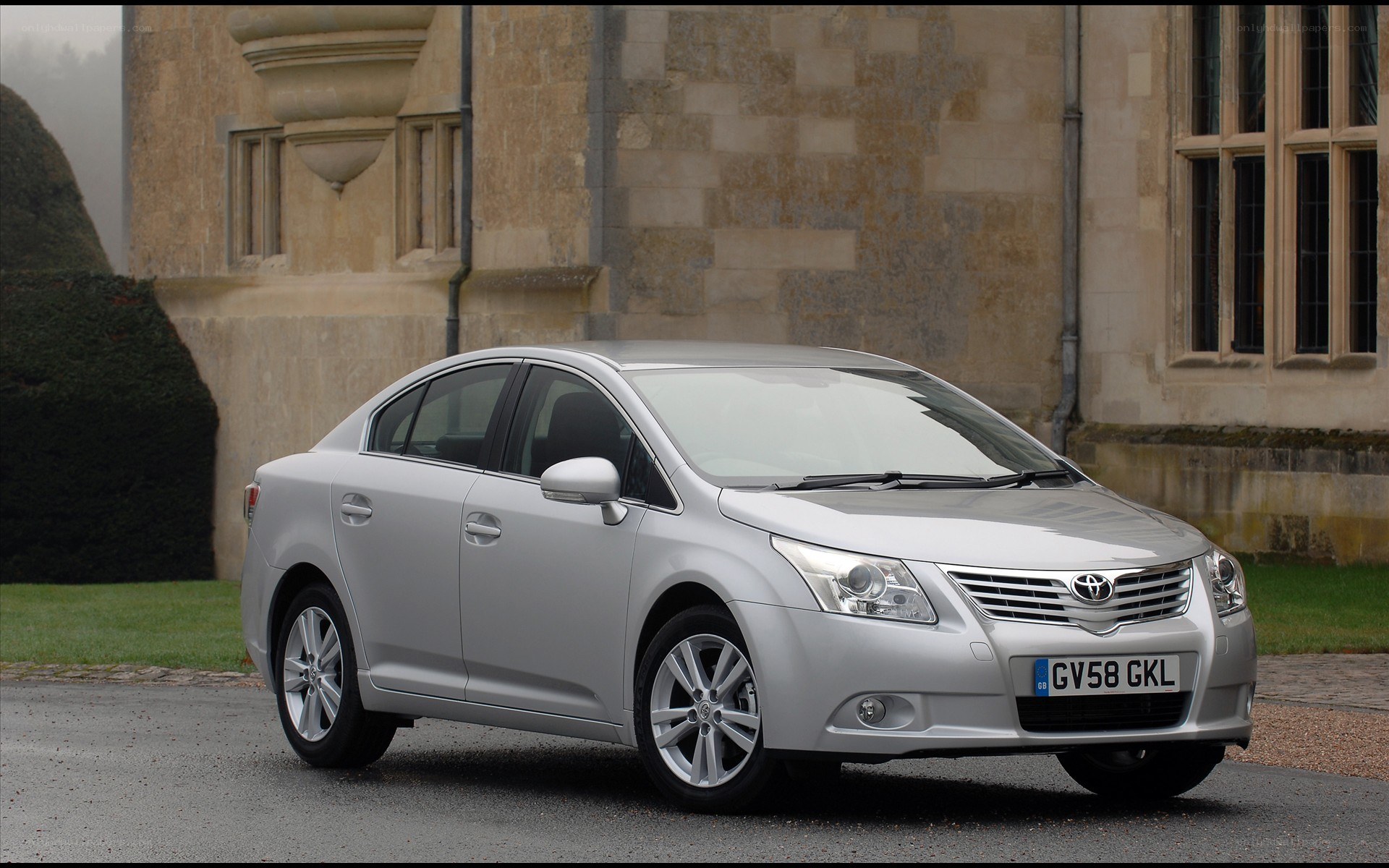 silver toyota avensis sedan