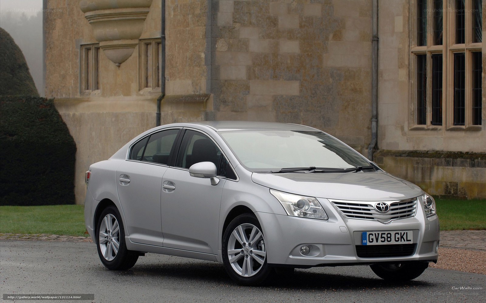 silver toyota avensis sedan