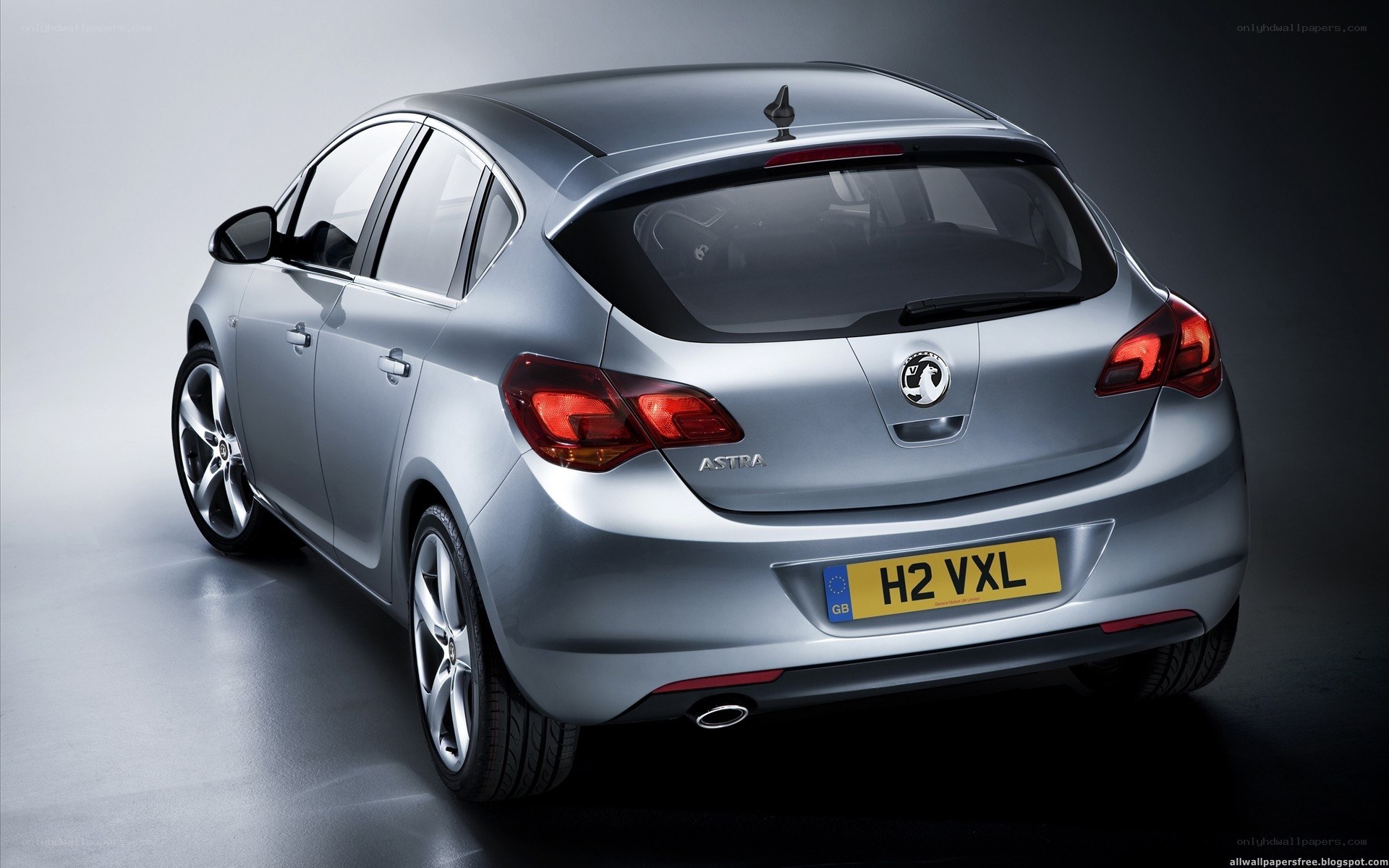 silver vauxhall astra hatchback