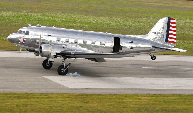 Silver Vintage Airplane — Dynamic