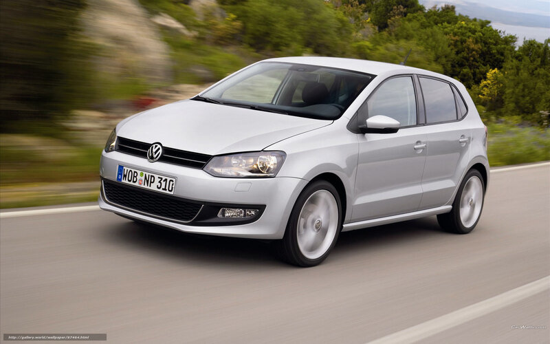 Silver Volkswagen Polo — Dynamic