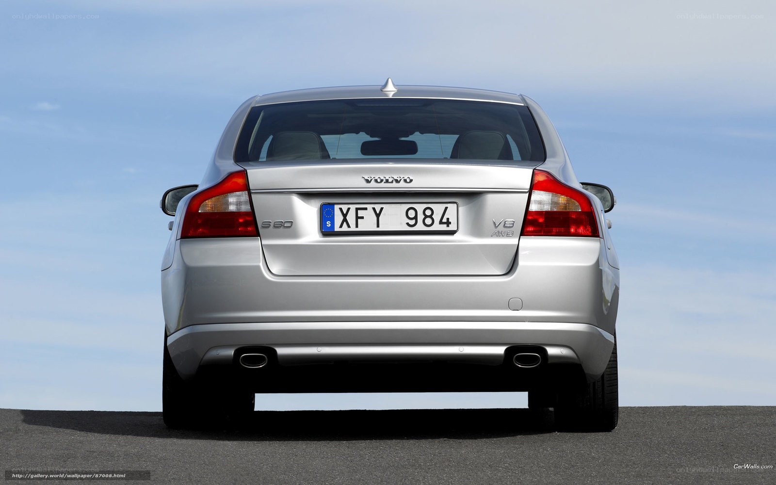 silver volvo s80 rear view