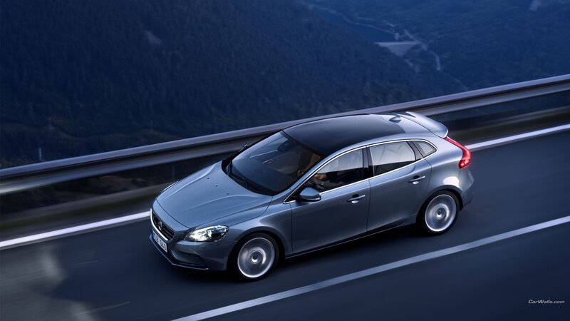 Silver Volvo V40 — Gray, Dynamic