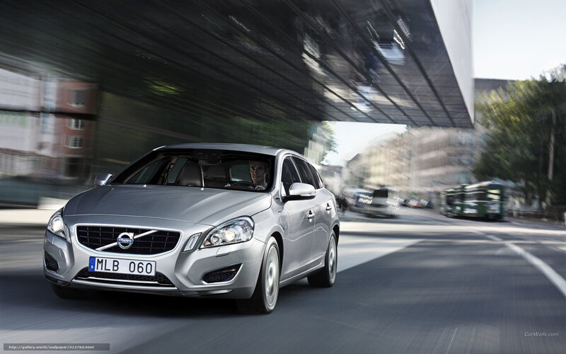 Silver Volvo V60 — Dynamic